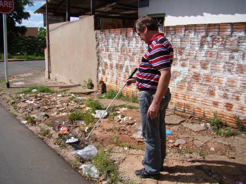 Carlos Trigo pede solução para buraco em calçada no Jardim Brasil